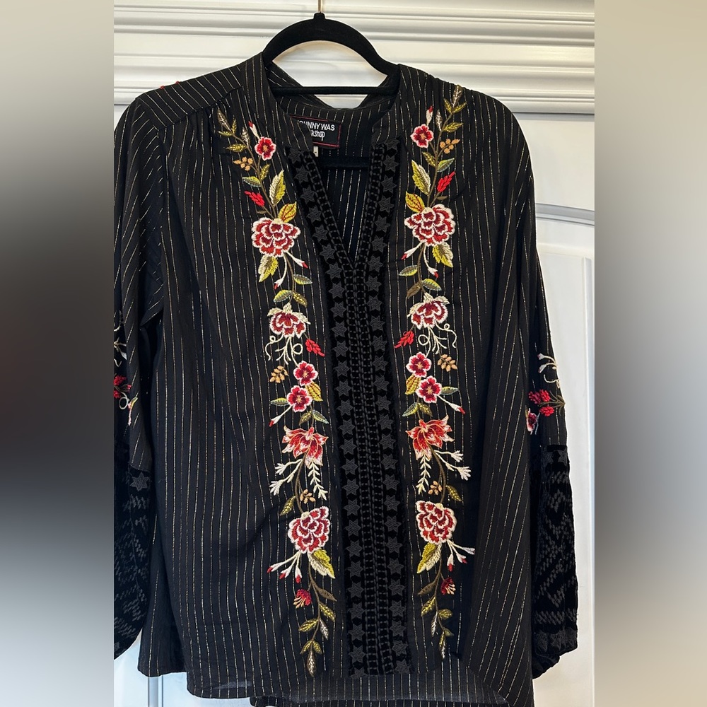 Johnny Was Workshop XS beautiful, black flower, embroidered long sleeve blouse